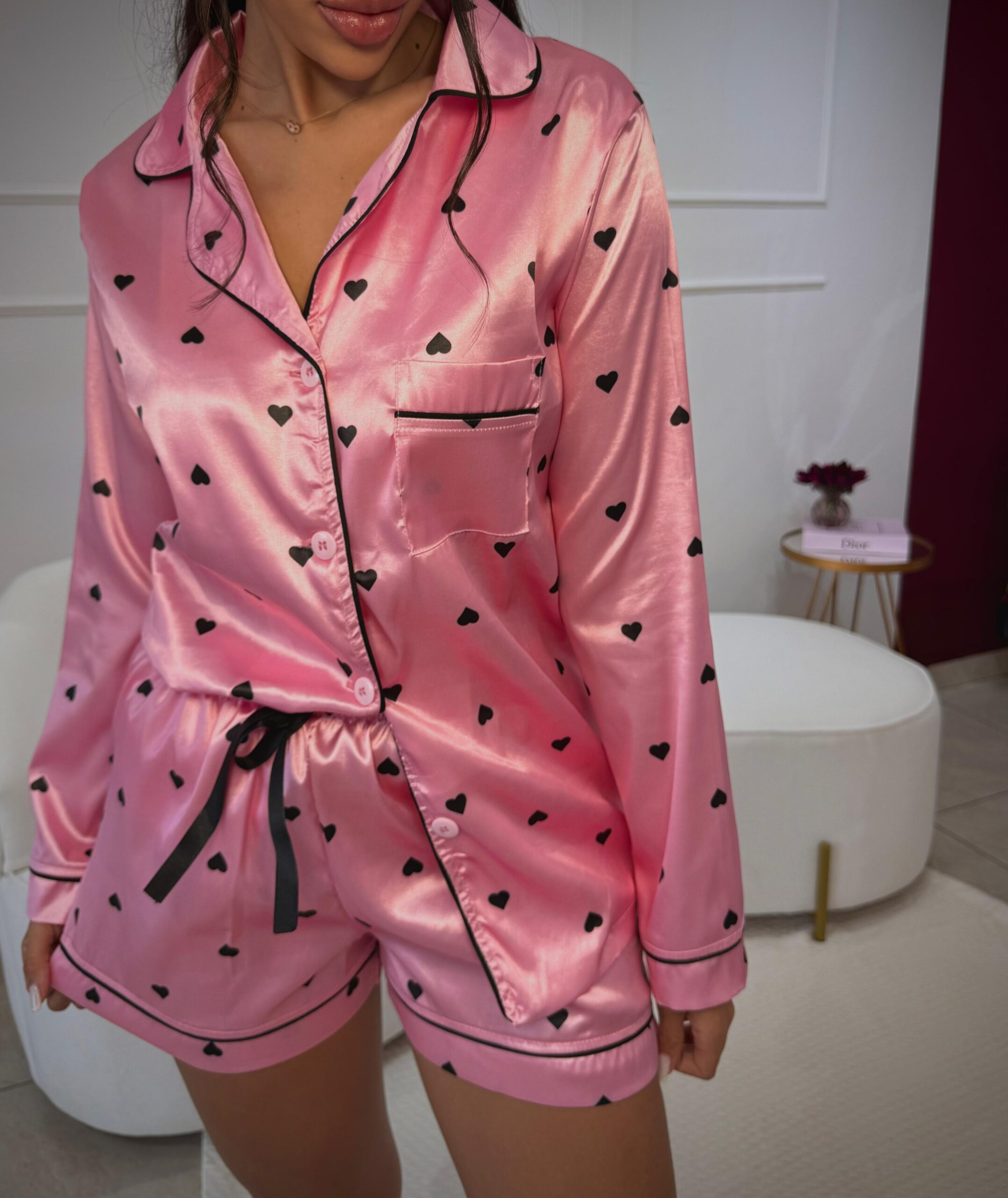 Pijama Belle | Tecido Cetim | Estampa Coração - Blusa manga longa e Bermuda - Imagem 4