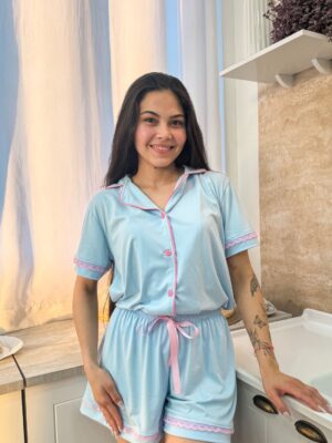 Pijama Manhã Serena - Tecido Suede - Cor azul bebê com detalhes rosa