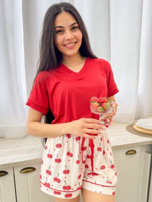 Pijama Cherry Pop - Tecido Suede - Camiseta Gola V vermelha bermuda cerejas