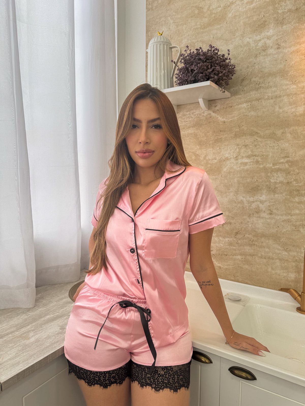 Pijama Rosa Bourbon - Tecido Cetim com Elastano - Detalhes em preto - Imagem 2