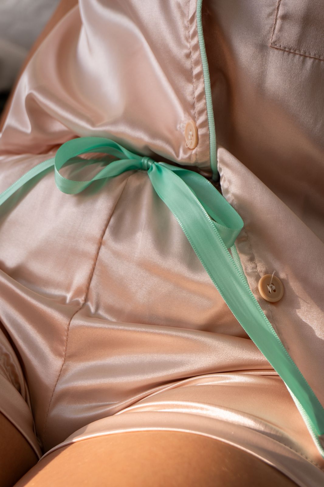 Pijama Pétala Dourada - Tecido Cetim com Elastano - Detalhes em Verde água - Imagem 3